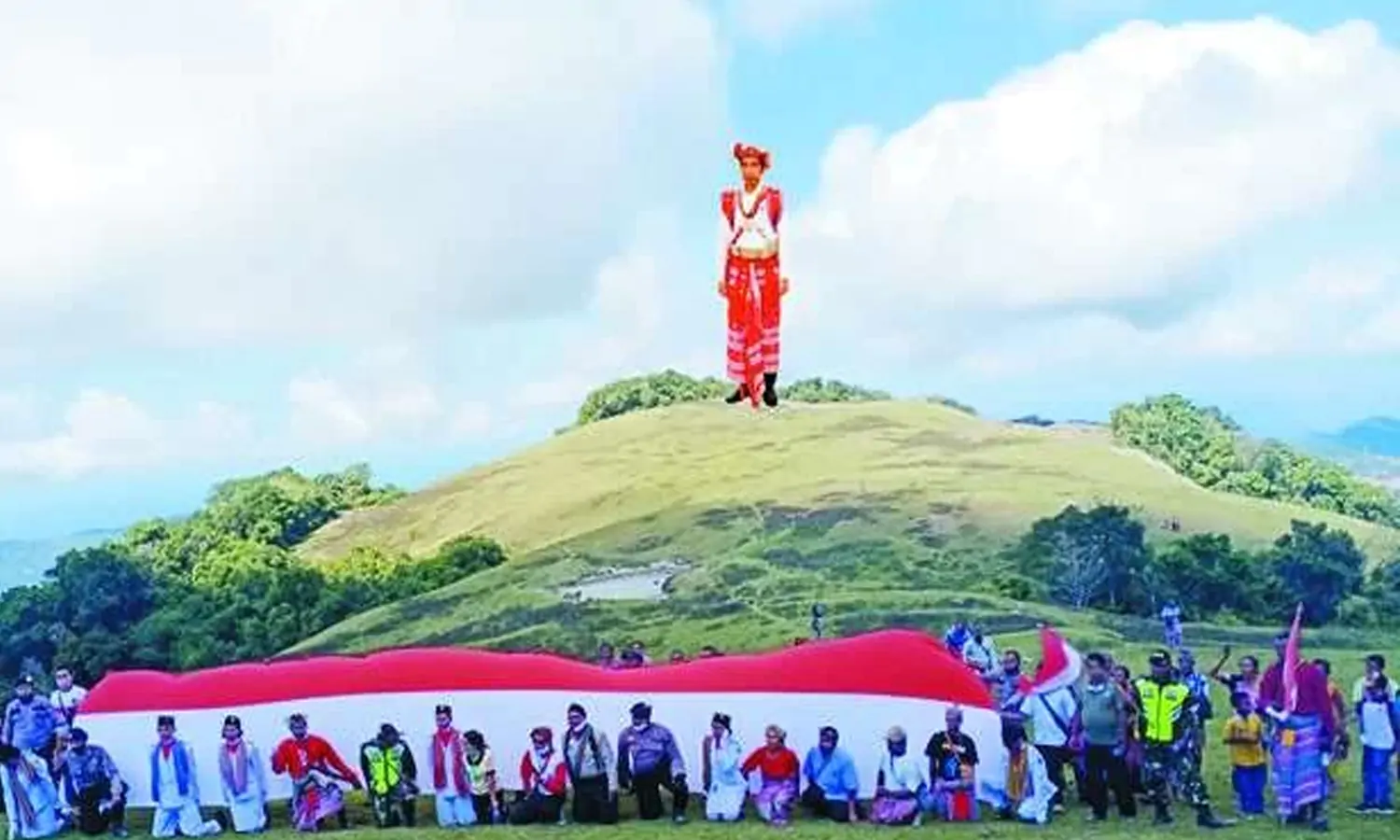 Patung Jokowi Setinggi 3,5 meter Diarak Warga keatas Bukit Sunu NTT 